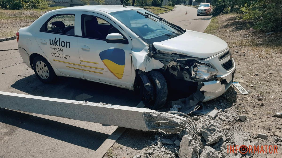 В Днепре на Зиновия Матлы Chevrolet службы такси Uklon снес столб: движение перекрыто