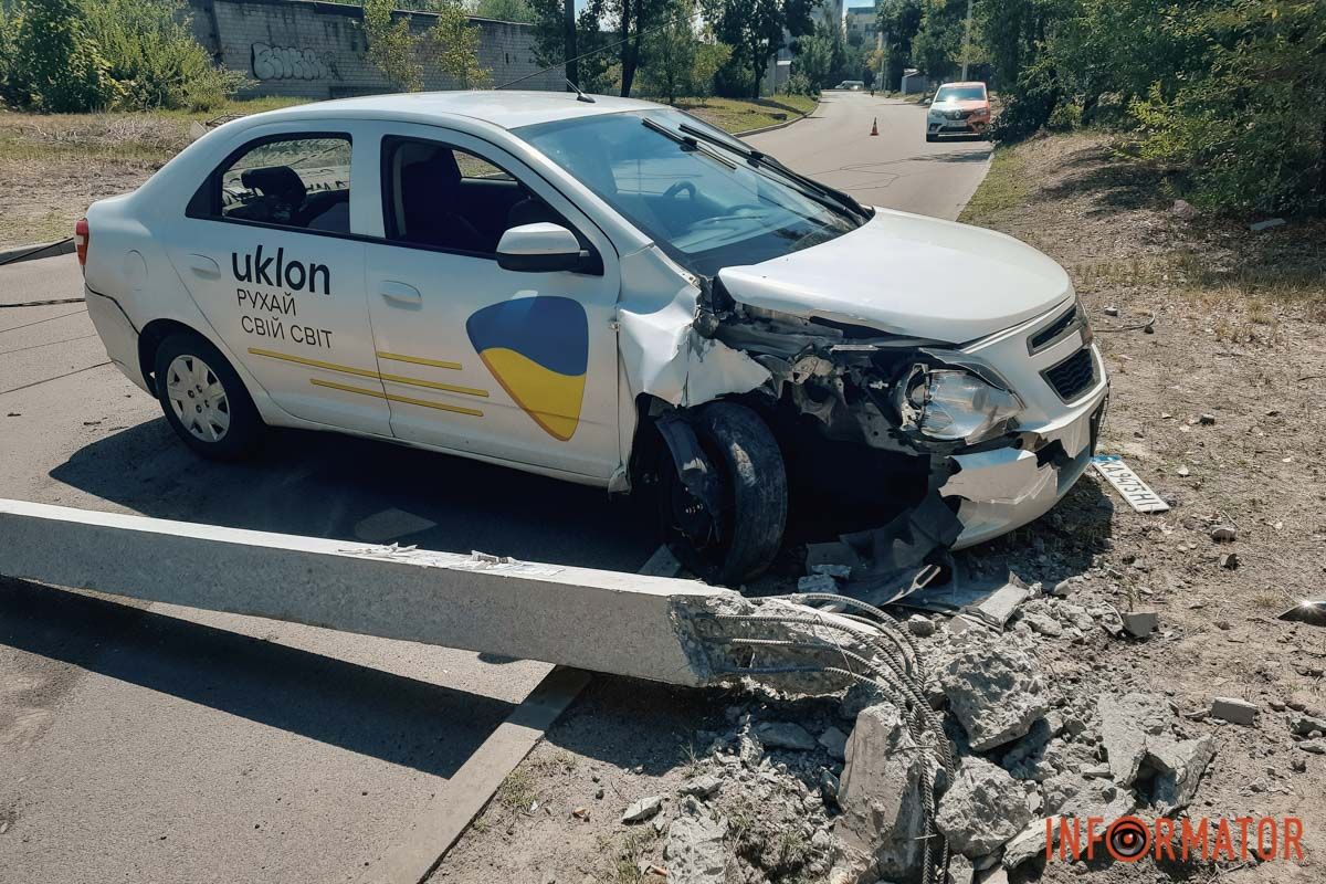 Рух перекритий повністю У Дніпрі на Зиновія Матли Chevrolet служби таксі Uklon зніс стовп: рух перекрито 3