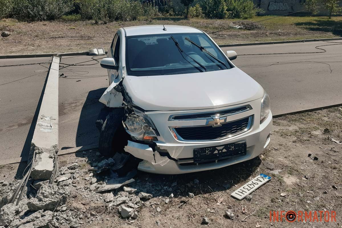 Аварія трапилася близько 11:30 У Дніпрі на Зиновія Матли Chevrolet служби таксі Uklon зніс стовп: рух перекрито 4