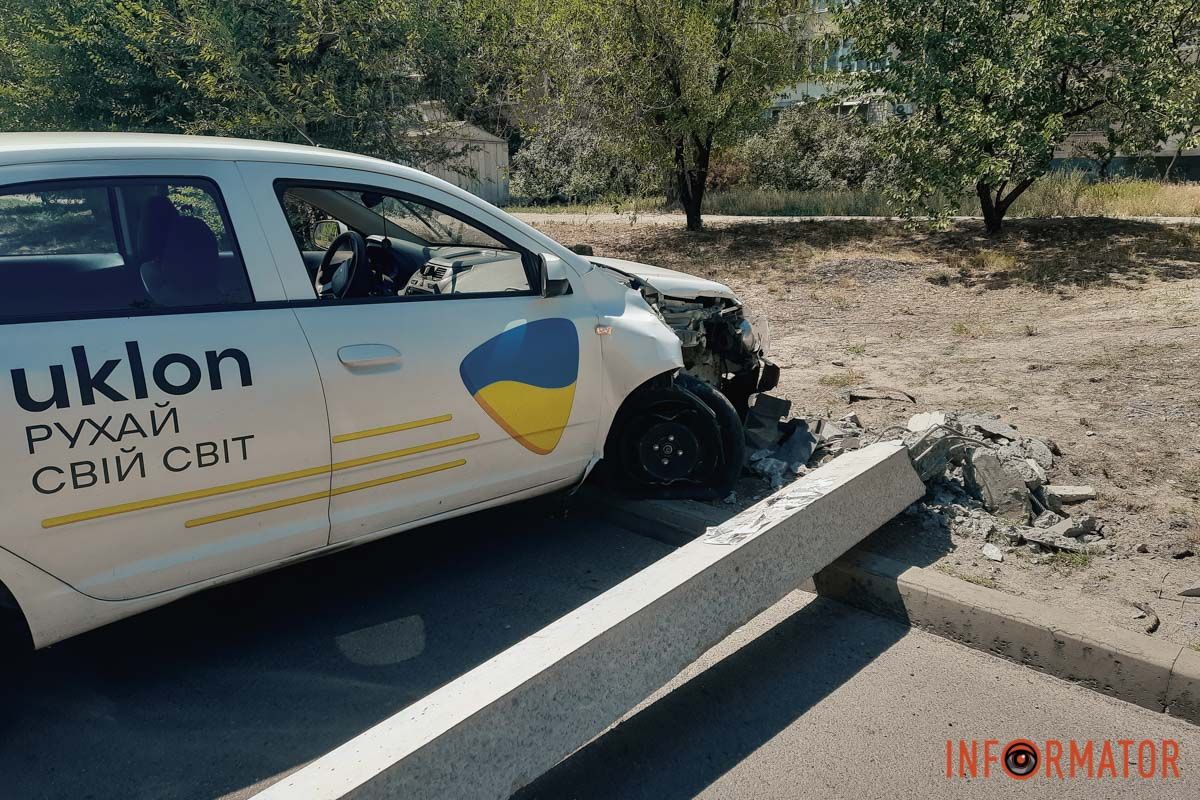 . Електроопора впала і перекрила рух по Зиновії Матли в обох напрямках У Дніпрі на Зиновія Матли Chevrolet служби таксі Uklon зніс стовп: рух перекрито 7