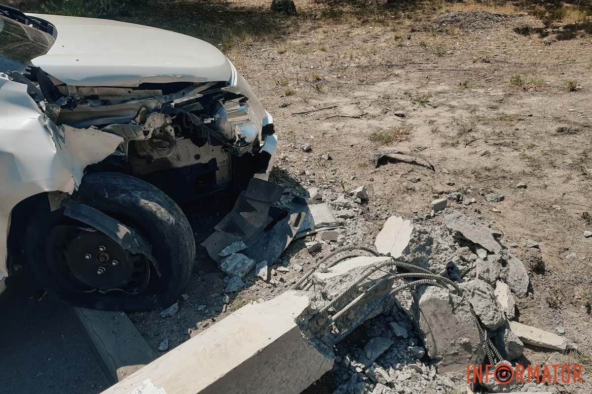 На місці працюють патрульні У Дніпрі на Зиновія Матли Chevrolet служби таксі Uklon зніс стовп: рух перекрито 8