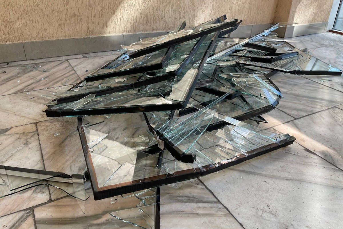 Там побито 8 приватних будинків, зо півтора десятка багатоквартирних, церкви, адмінбудівлі, спорткомплекс