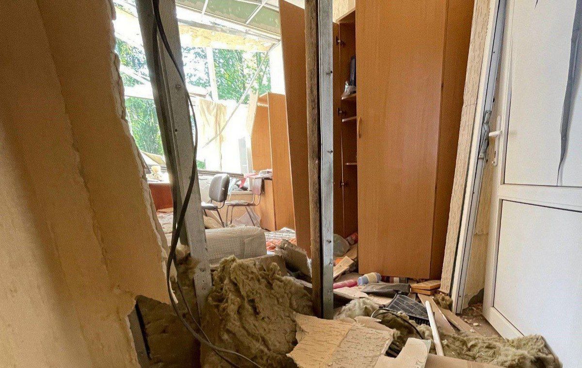 Людям видають необхідні матеріали для ремонту — ОСБ, плівку та дошки