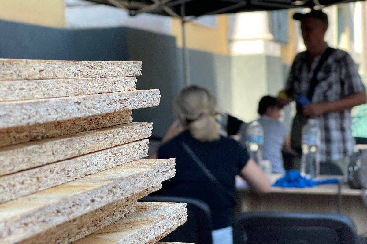 Люди отримують необхідні матеріали