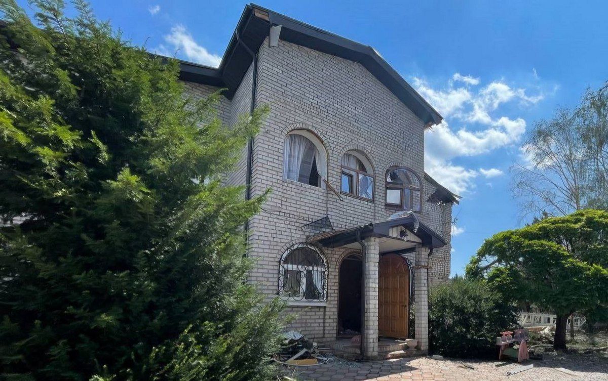 Також на місцях атаки працюють комунальні служби та спецтехніка