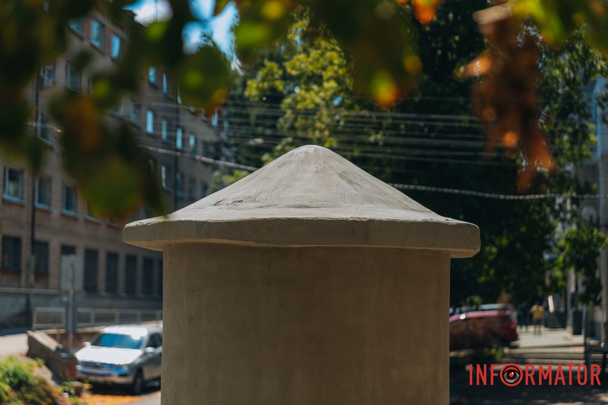 Стара тумба стояла на розі вулиць Паторжинського та Моссаковського