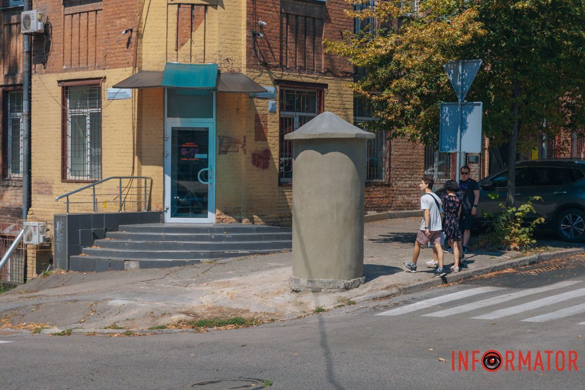 У 1863 році паризький друкар Морріс почав встановлювати високі афішні тумби, які мали слугувати не лише для інформування містян про концерти та театральні вистави, а ще й для зберігання інвентаря двірників