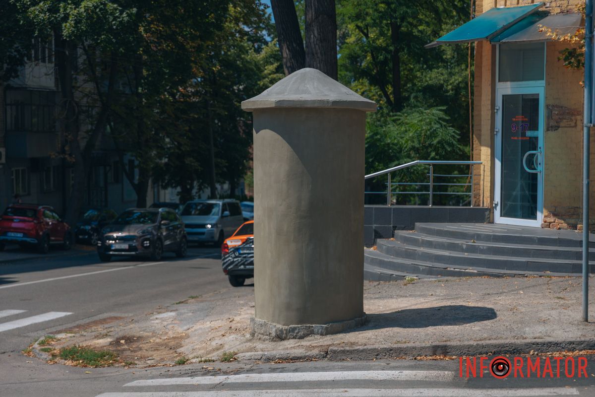 Афішні тумби у формі колони, які складались з цоколя, барабана та карниза, швидко поширились по всій Європі та російській імперії