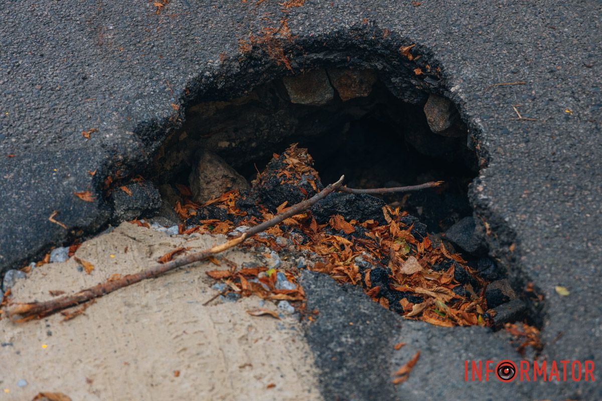 В Днепре на улице Вернадского провалился асфальт В Днепре на улице Вернадского провалился асфальт