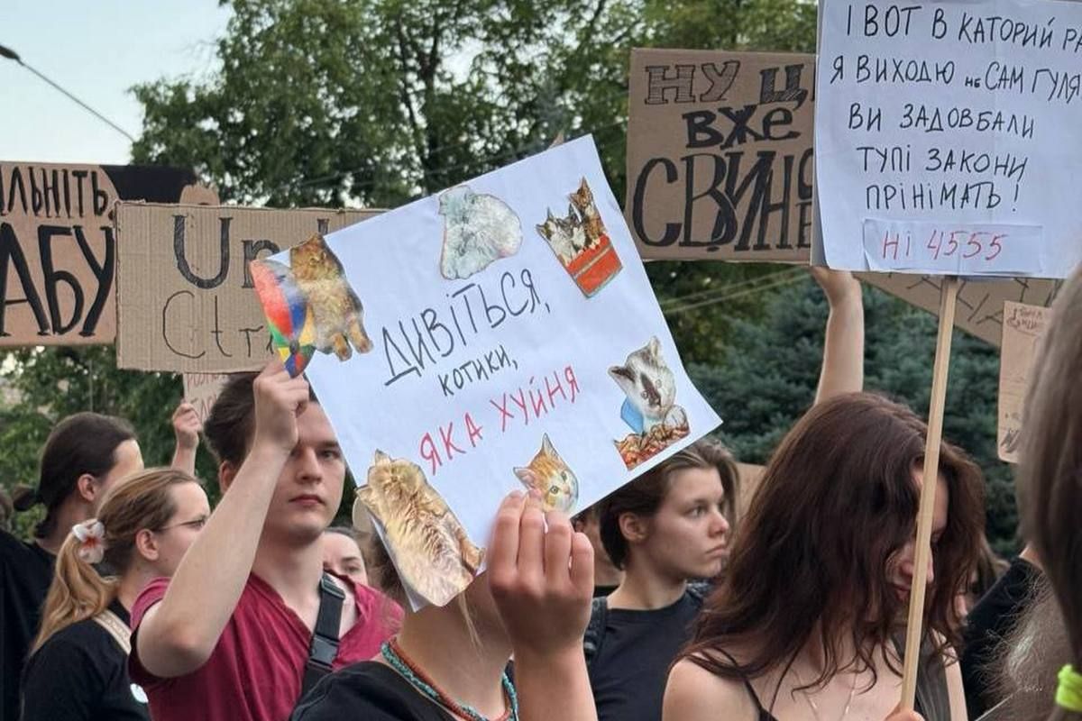 Зібралося декілька сотень людей. Фото: ProDnipro