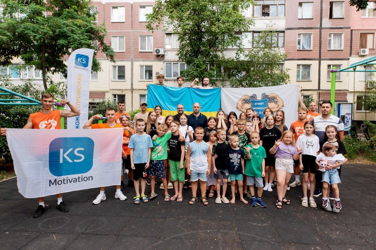 Несмотря на дождь перед открытием, западом пришли полсотни детей и взрослых Несмотря на дождь перед открытием, западом пришли полсотни детей и взрослых