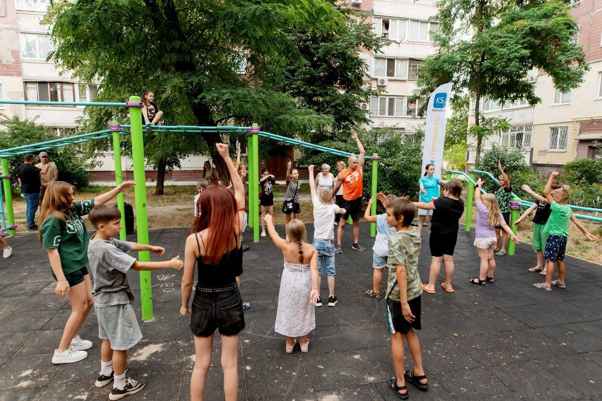 Они научились сложным и эффективным упражнениям на турнике Они научились сложным и эффективным упражнениям на турнике