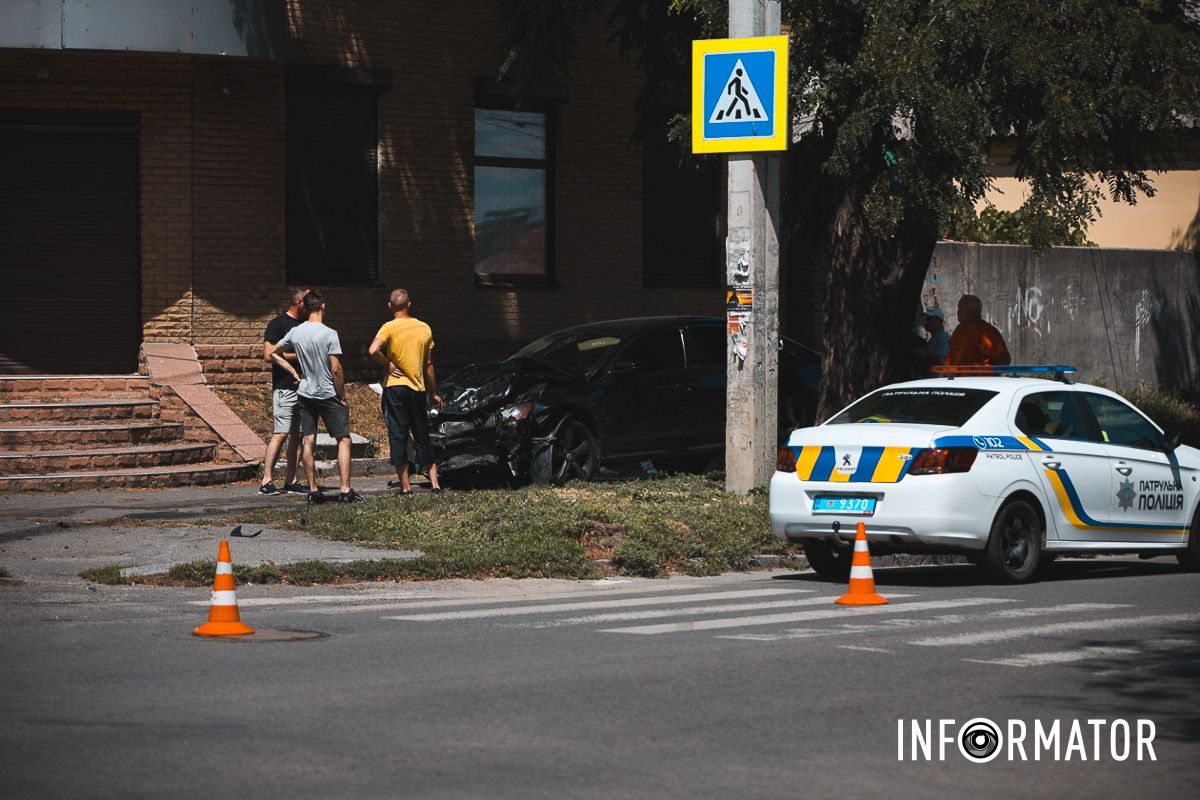 Аварія сталася близько 12:30 У Дніпрі на Січових Стрільців зіткнулись Volkswagen, Toyota та Tesla: є постраждалі 16