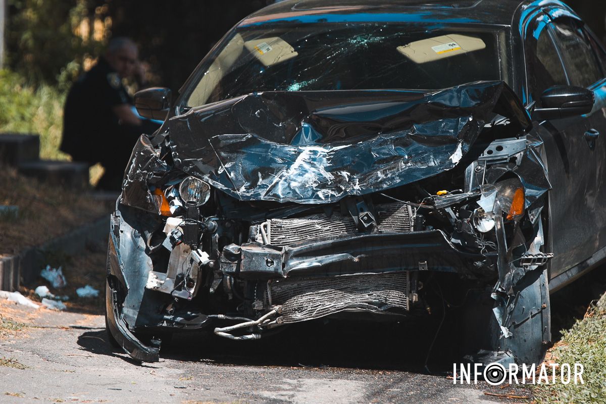Зіткнулися Volkswagen, Toyota та Tesla У Дніпрі на Січових Стрільців зіткнулись Volkswagen, Toyota та Tesla: є постраждалі 20