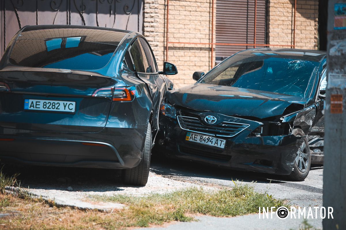 Зіткнулись Volkswagen, Toyota та Tesla У Дніпрі на Січових Стрільців зіткнулись Volkswagen, Toyota та Tesla: є постраждалі 2