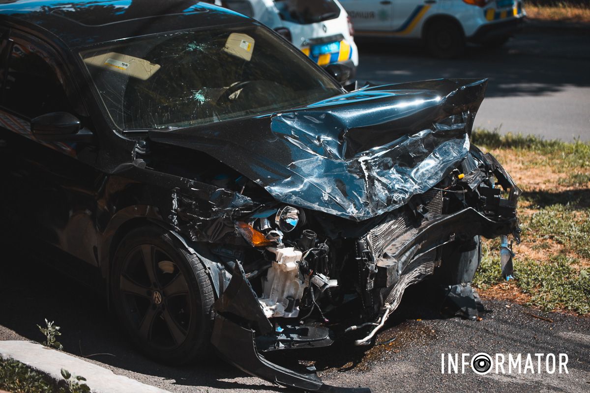 Потрійна ДТП на Січових Стрільців у Дніпрі У Дніпрі на Січових Стрільців зіткнулись Volkswagen, Toyota та Tesla: є постраждалі 1