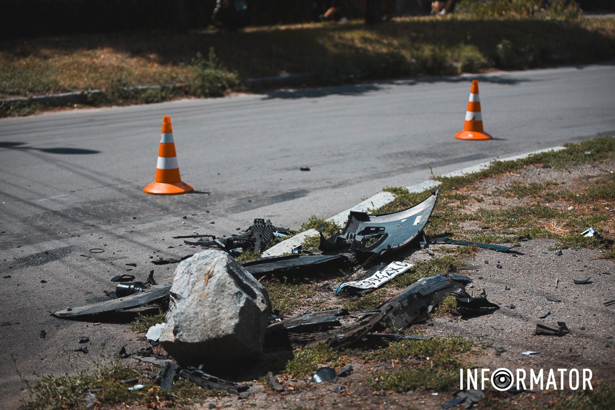 По Ігоря Сікорського у напрямку вулиці Грушевського їхала Toyota У Дніпрі на Січових Стрільців зіткнулись Volkswagen, Toyota та Tesla: є постраждалі 7