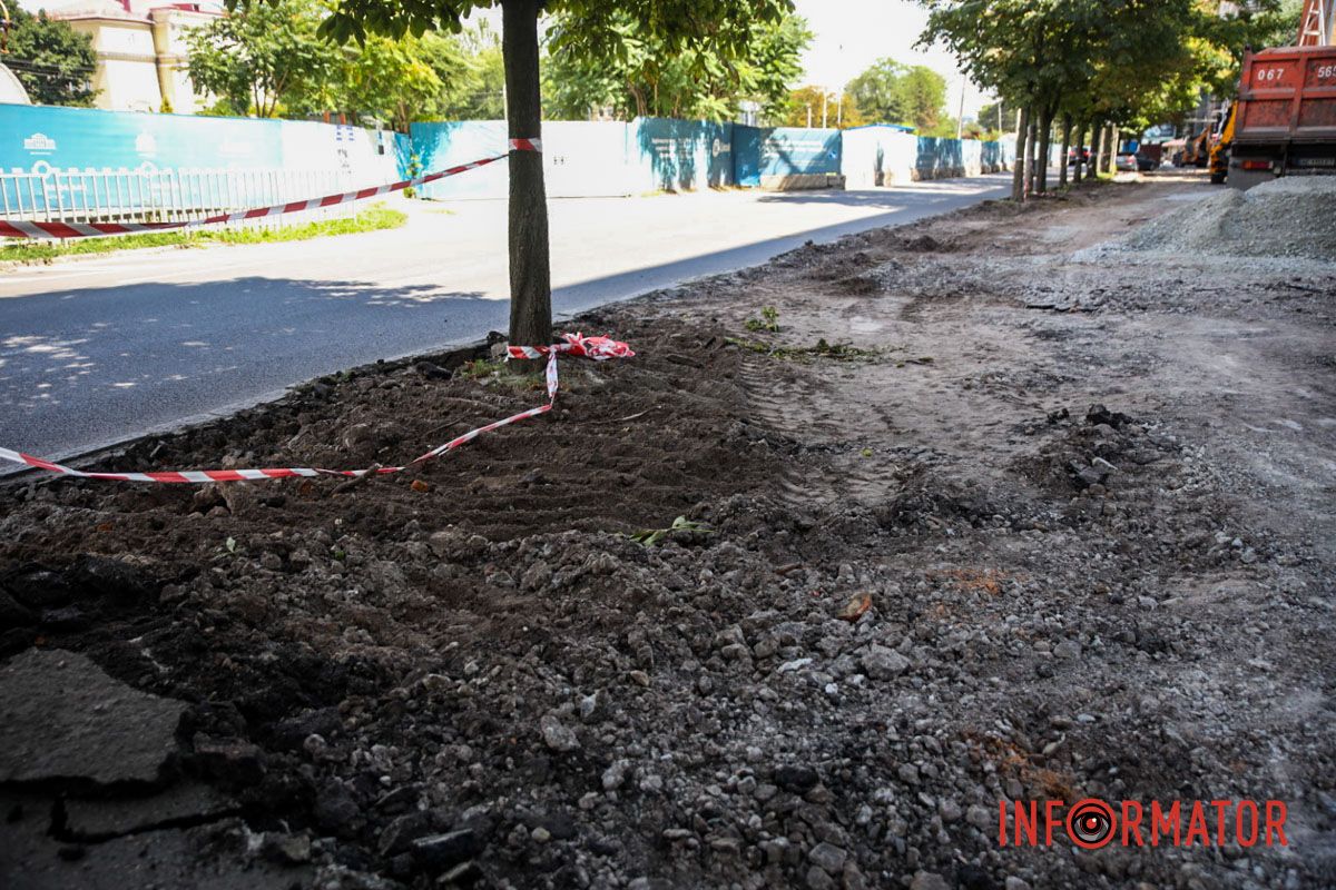 Люди идут по дороге: возле "Днепровской политехники" создают безбарьерный маршрут 5