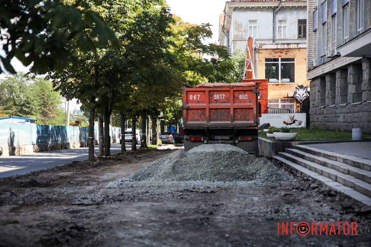 Люди идут по дороге: возле "Днепровской политехники" создают безбарьерный маршрут 4