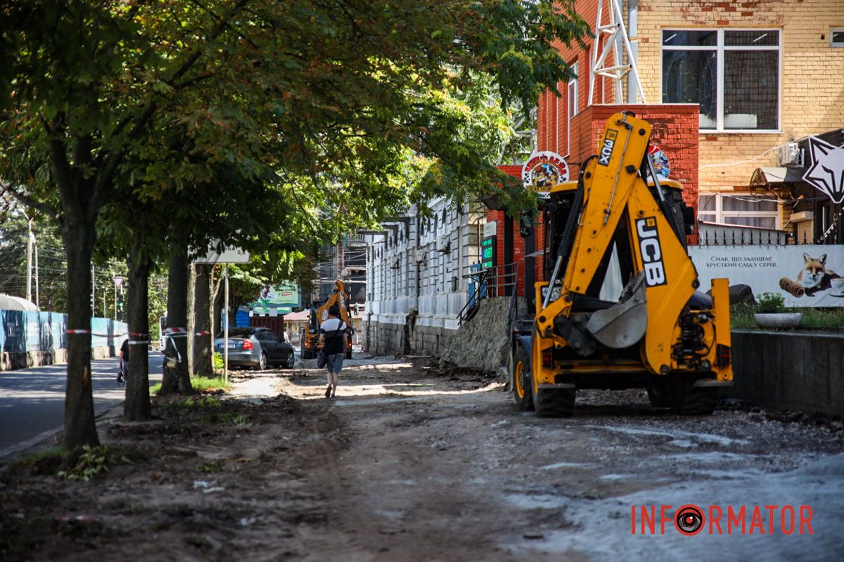 Люди идут по дороге: возле "Днепровской политехники" создают безбарьерный маршрут 2