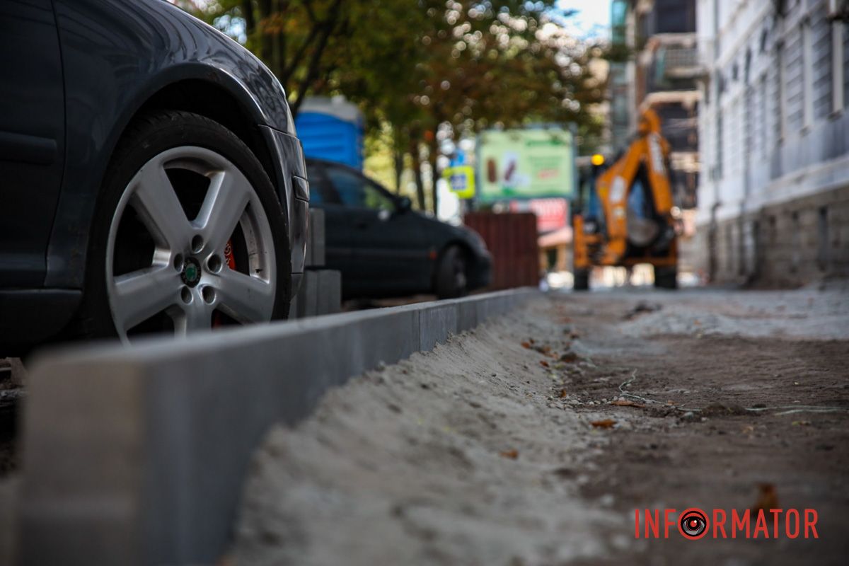 Люди идут по дороге: возле "Днепровской политехники" создают безбарьерный маршрут.