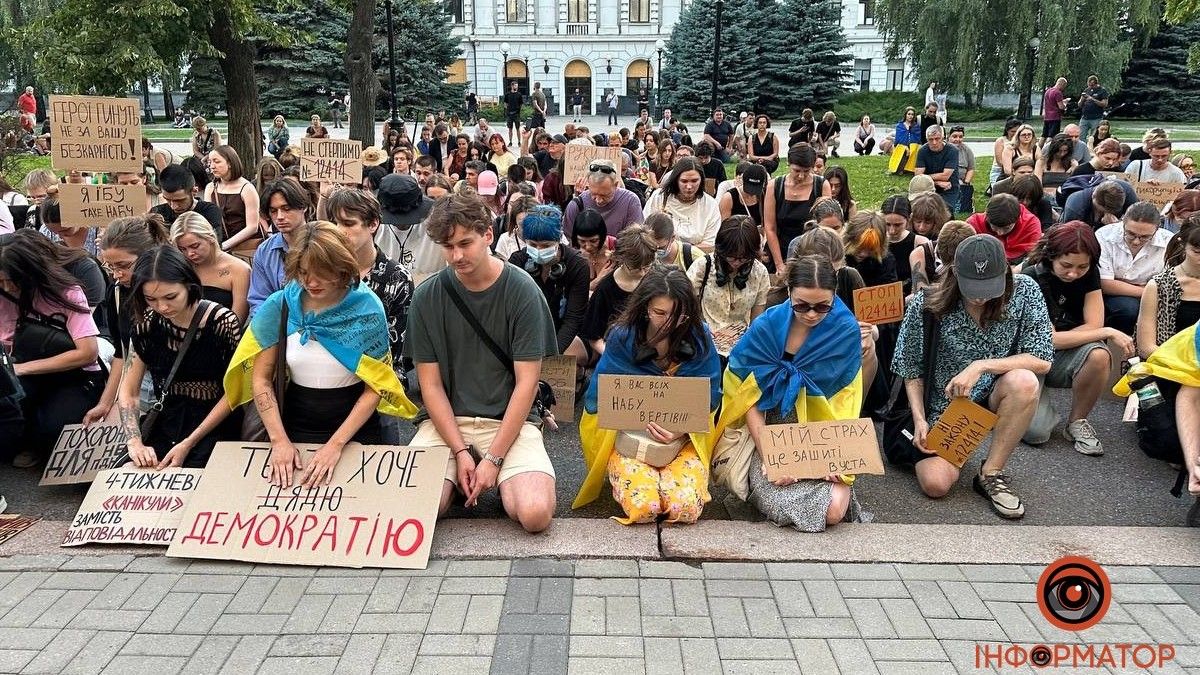 Третій вечір поспіль: у Дніпрі зібрався мітинг під ОВА