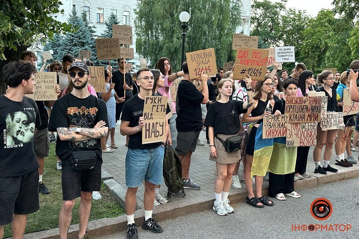Третий вечер подряд: в Днепре собрался митинг под ОВА 12