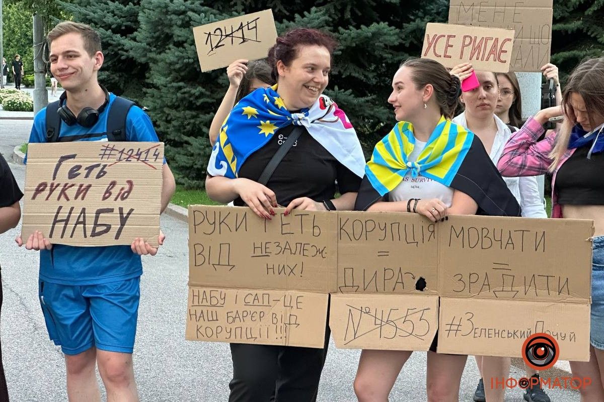 Третий вечер подряд: в Днепре собрался митинг под ОВА 13