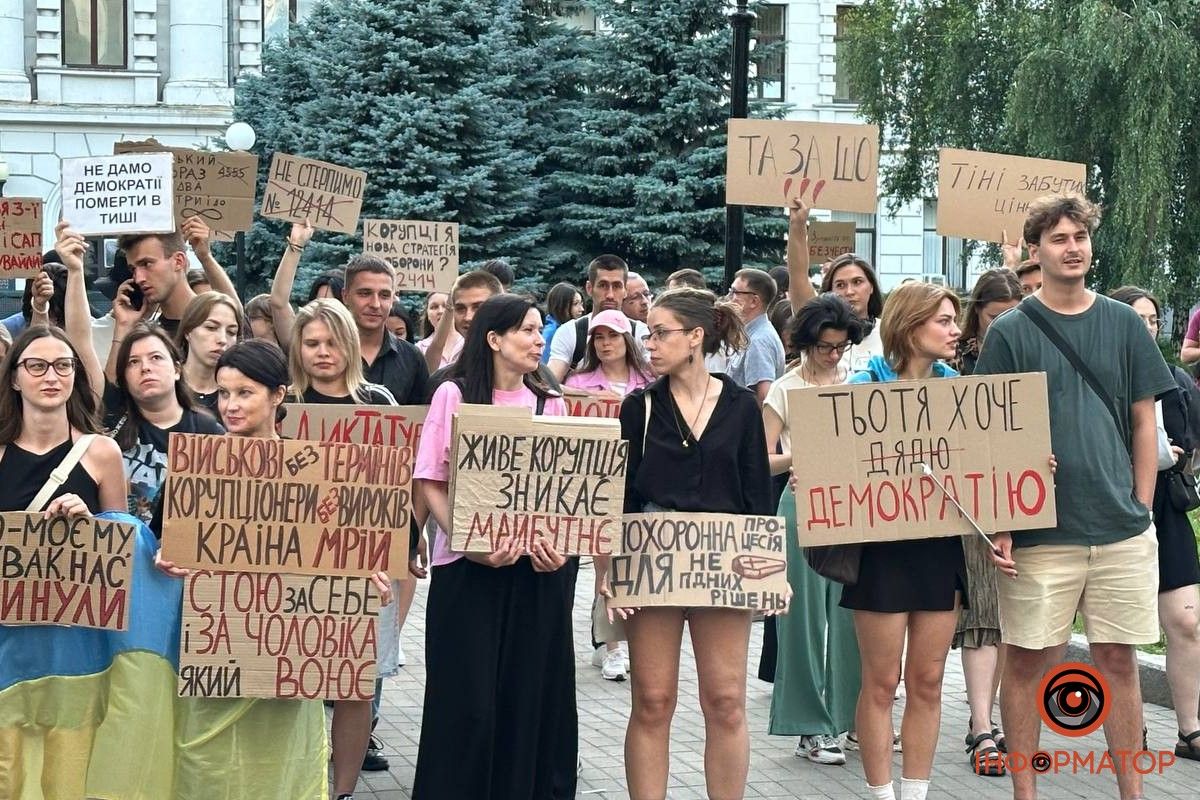 Третий вечер подряд: в Днепре собрался митинг под ОВА 2