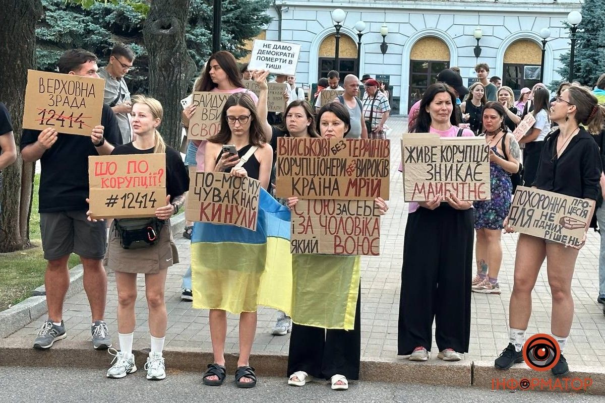 Третий вечер подряд: в Днепре собрался митинг под ОВА 10