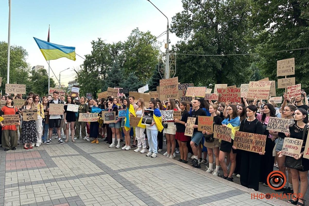 Третий вечер подряд: в Днепре собрался митинг под ОВА 7