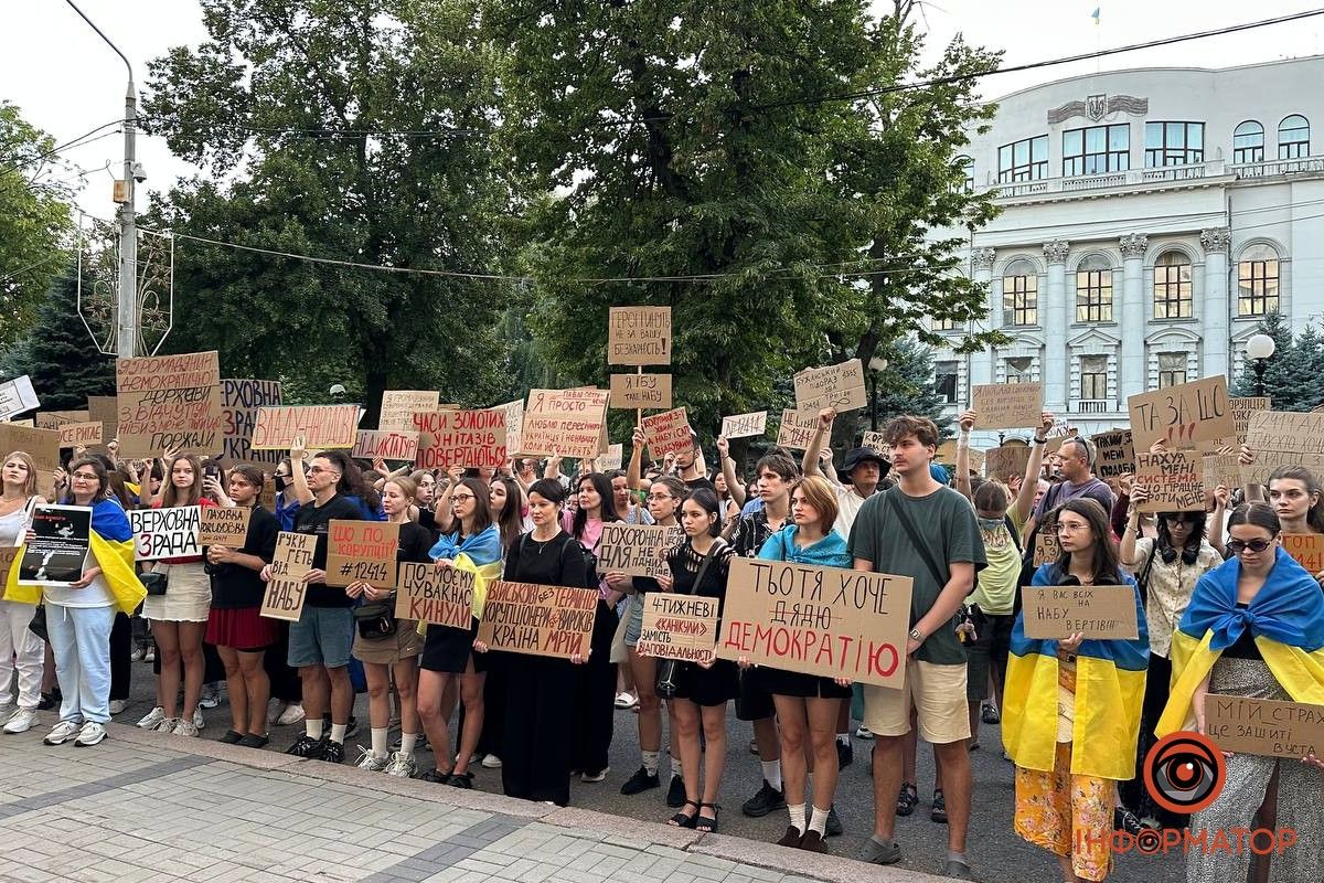 Третий вечер подряд: в Днепре собрался митинг под ОВА 11