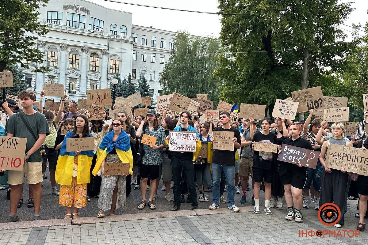 Третий вечер подряд: в Днепре собрался митинг под ОВА 1