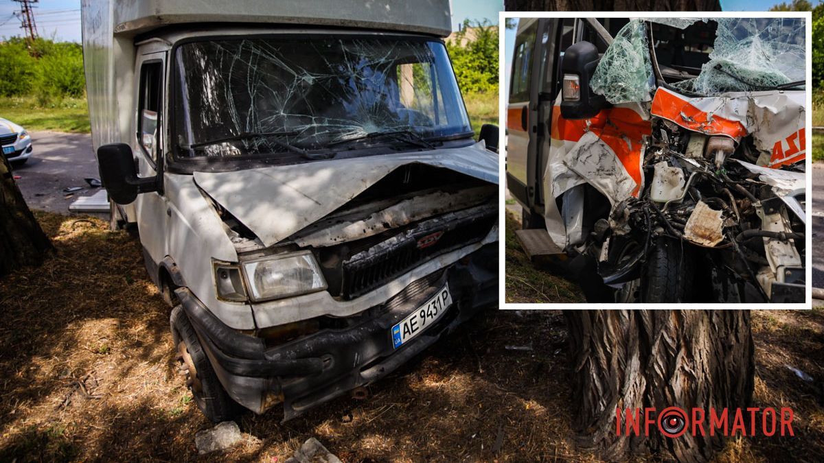 У Дніпрі на Деземівській вантажівка після зіткнення зі «швидкою» врізалася у дерево: є постраждалий