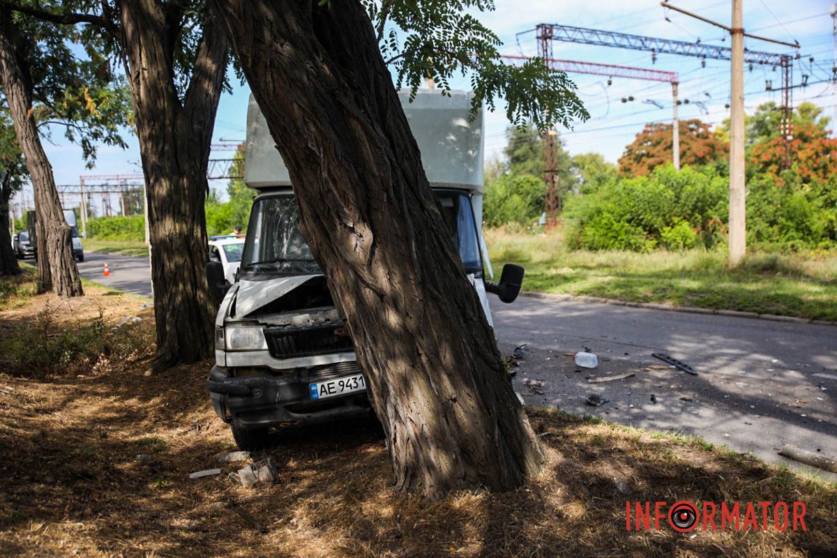 У Дніпрі на Деземівській вантажівка після зіткнення зі «швидкою» врізалася у дерево: є постраждалий 14