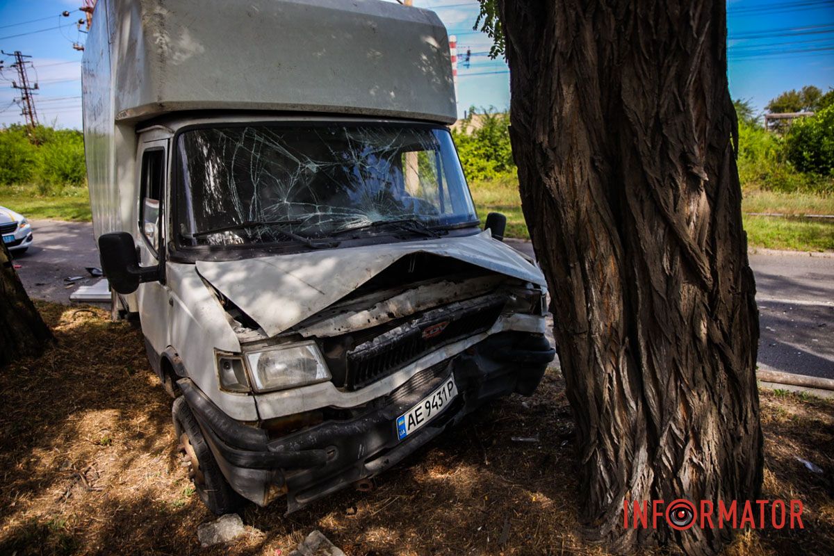 У Дніпрі на Деземівській вантажівка після зіткнення зі «швидкою» врізалася у дерево: є постраждалий 1