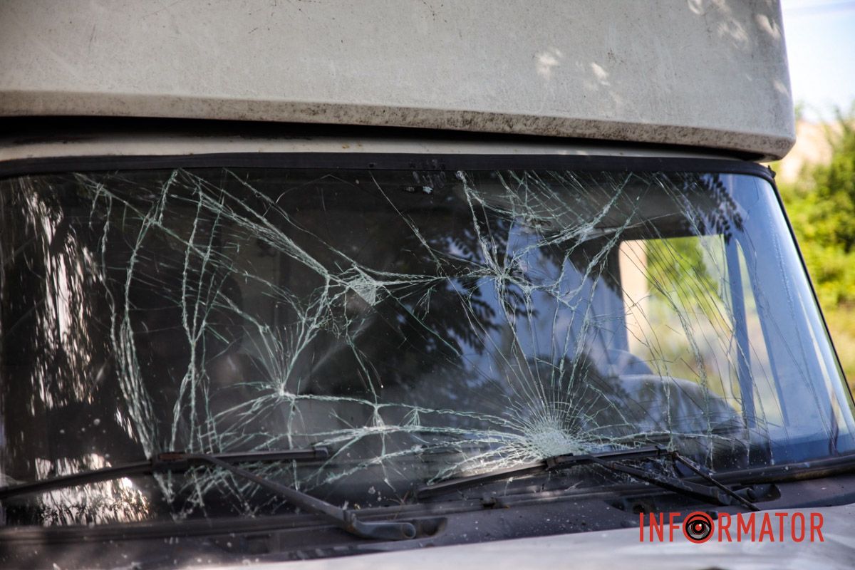 У Дніпрі на Деземівській вантажівка після зіткнення зі «швидкою» врізалася у дерево: є постраждалий 13