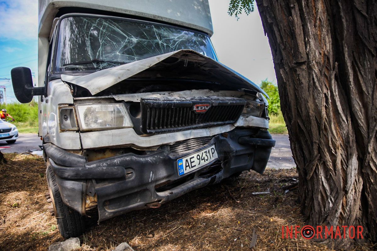 У Дніпрі на Деземівській вантажівка після зіткнення зі «швидкою» врізалася у дерево: є постраждалий 9