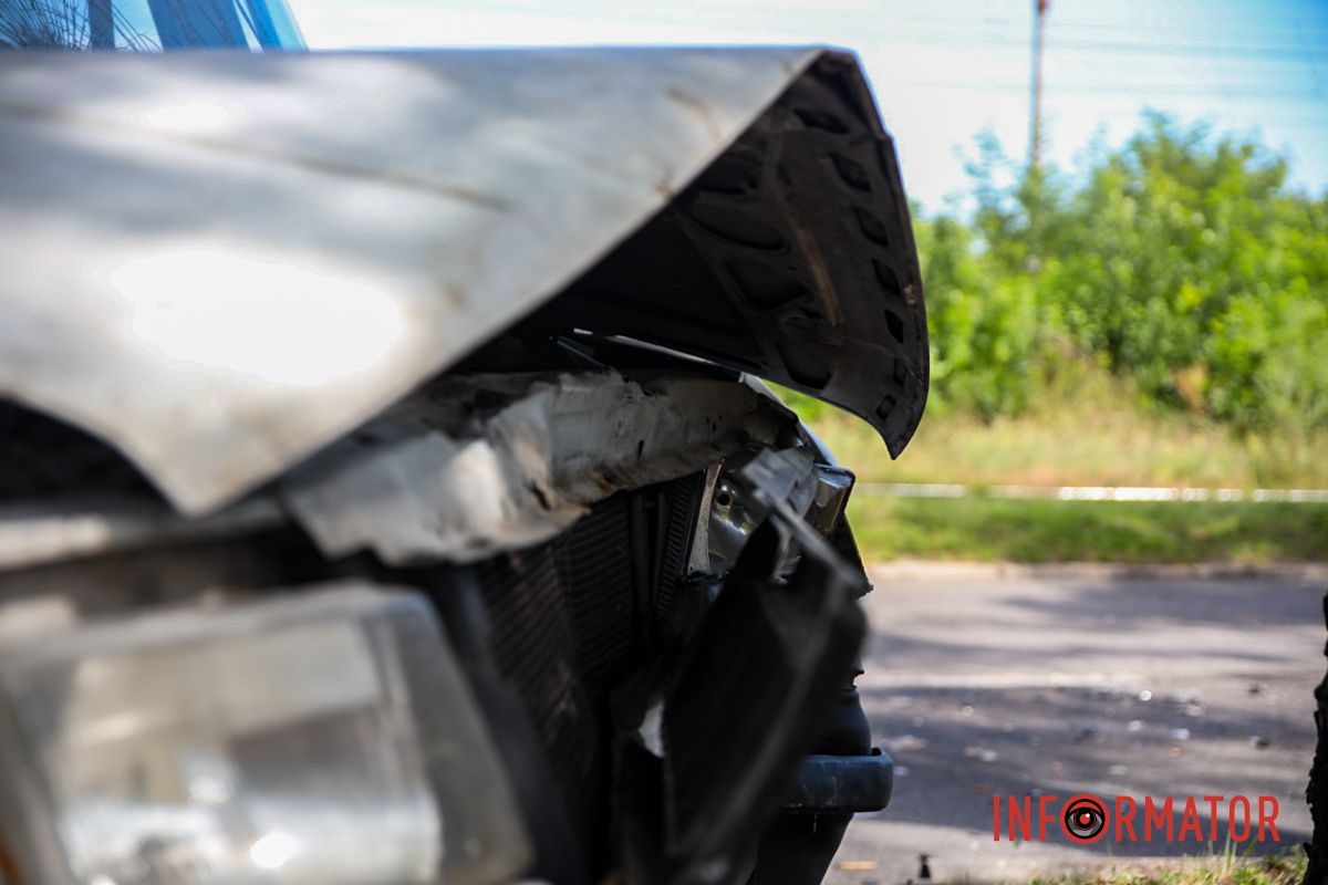 У Дніпрі на Деземівській вантажівка після зіткнення зі «швидкою» врізалася у дерево: є постраждалий 10