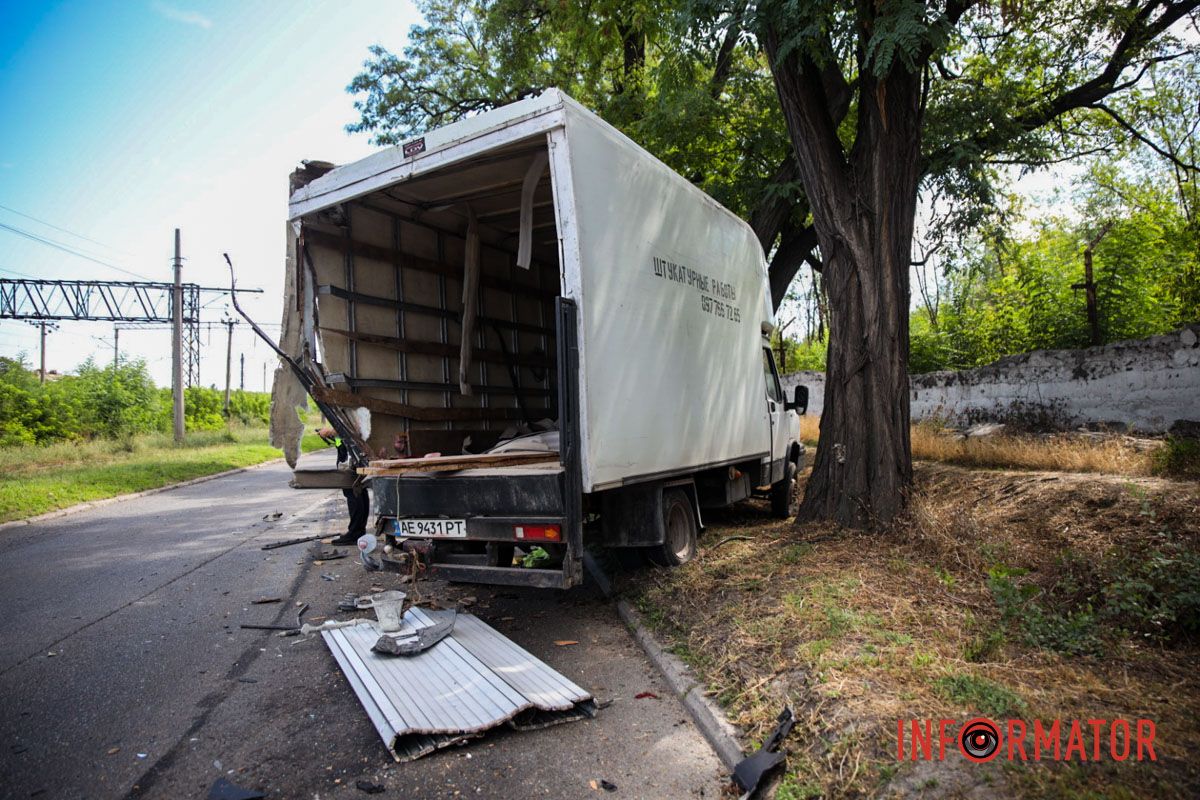 У Дніпрі на Деземівській вантажівка після зіткнення зі «швидкою» врізалася у дерево: є постраждалий 8