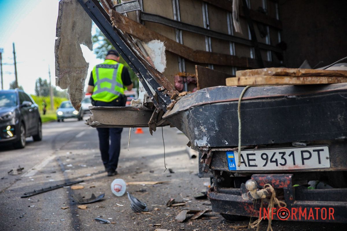 У Дніпрі на Деземівській вантажівка після зіткнення зі «швидкою» врізалася у дерево: є постраждалий 12