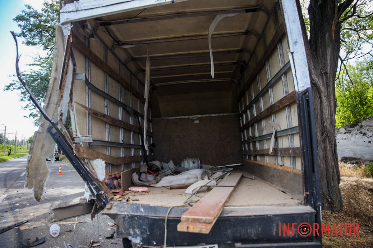 У Дніпрі на Деземівській вантажівка після зіткнення зі «швидкою» врізалася у дерево: є постраждалий 3