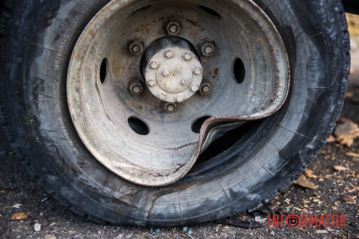 У Дніпрі на Деземівській вантажівка після зіткнення зі «швидкою» врізалася у дерево: є постраждалий 6