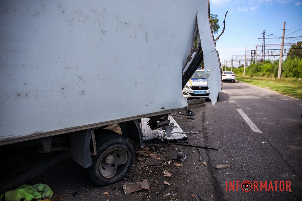 У Дніпрі на Деземівській вантажівка після зіткнення зі «швидкою» врізалася у дерево: є постраждалий 7