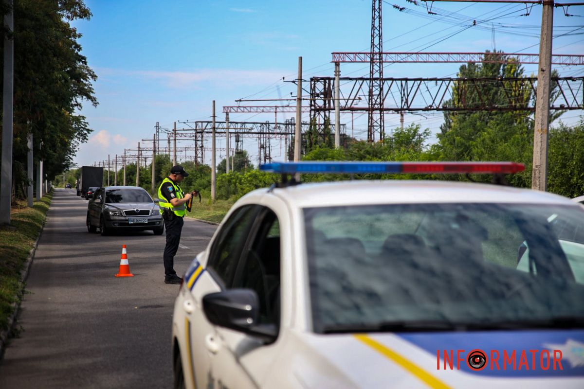 У Дніпрі на Деземівській вантажівка після зіткнення зі «швидкою» врізалася у дерево: є постраждалий 4