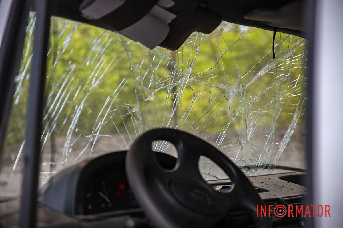 У Дніпрі на Деземівській вантажівка після зіткнення зі «швидкою» врізалася у дерево: є постраждалий 5