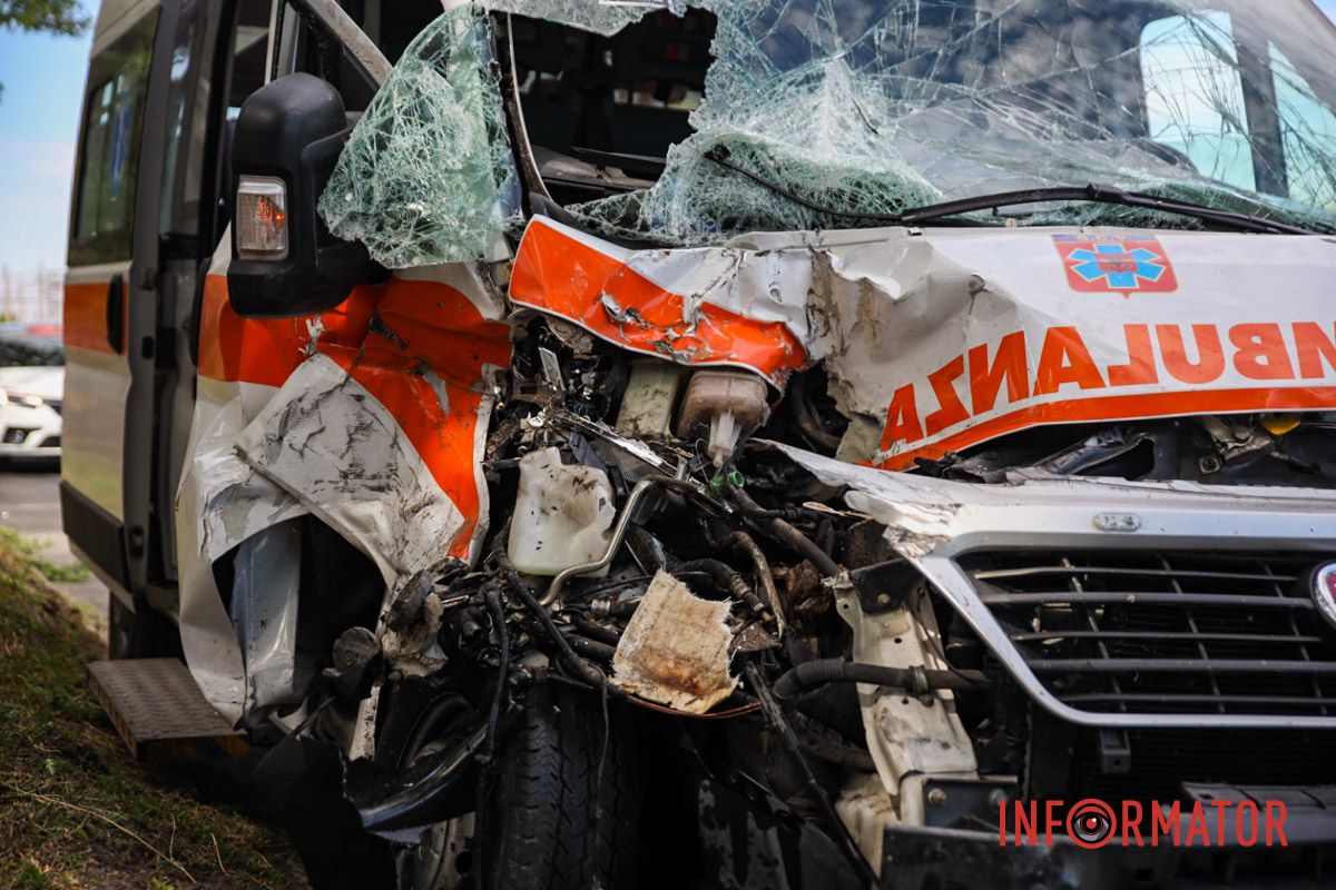 У Дніпрі на Деземівській вантажівка після зіткнення зі «швидкою» врізалася у дерево: є постраждалий 11