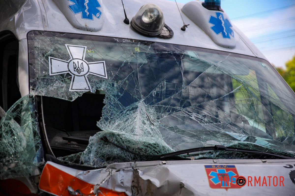 У Дніпрі на Деземівській вантажівка після зіткнення зі «швидкою» врізалася у дерево: є постраждалий 15