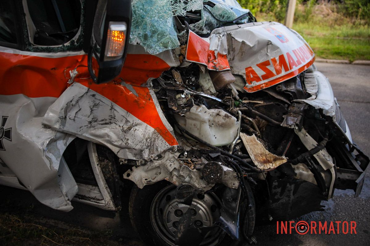 У Дніпрі на Деземівській вантажівка після зіткнення зі «швидкою» врізалася у дерево: є постраждалий 2