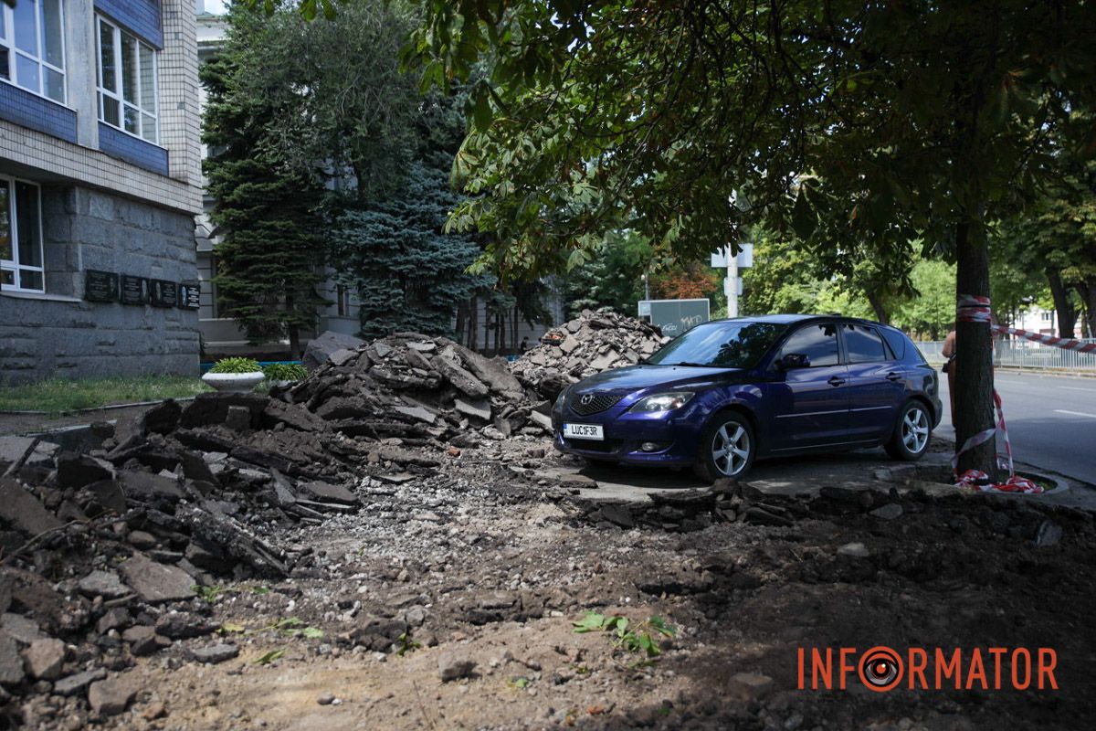 В Днепре на Яворницкого ремонтники оставили кусок асфальта под припаркованным авто 1